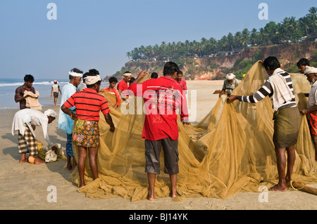 I pescatori sulla spiaggia di Papanasam Varkala Kerala India Foto Stock