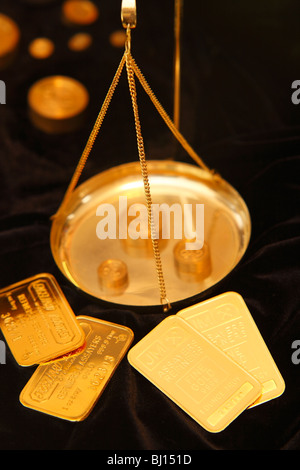 Uno oncia di oro bar nel vassoio della bilancia Foto Stock