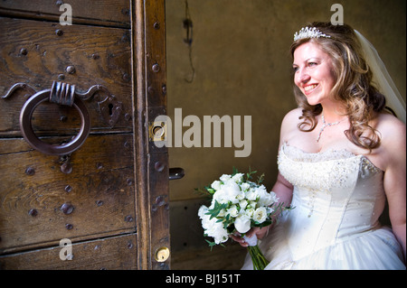 Sposa felice sul giorno di nozze Foto Stock