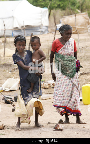 Famiglia di rifugiati in un rifugio per gli Sfollati Interni, Vakaneri, Sri Lanka Foto Stock