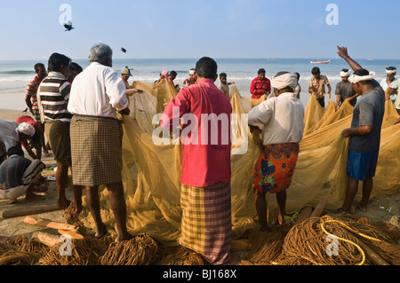 I pescatori sulla spiaggia di Papanasam Varkala Kerala India Foto Stock