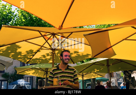 Cameriere che serve a annuale di open-air book fair - angoli-sur-l'Anglin, Francia. Foto Stock