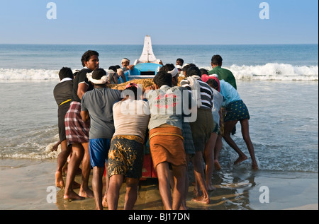 I pescatori sulla spiaggia di Papanasam Varkala Kerala India Foto Stock