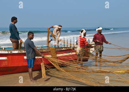 I pescatori sulla spiaggia di Papanasam Varkala Kerala India Foto Stock