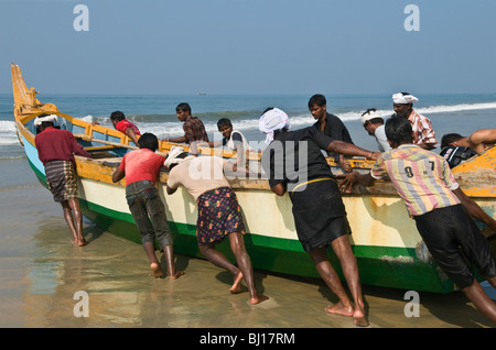 I pescatori sulla spiaggia di Papanasam Varkala Kerala India Foto Stock