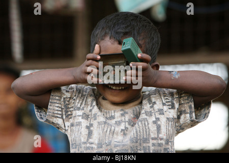 Ritratto di un ragazzo giocando in un rifugio per gli Sfollati Interni, Batticaloa nello Sri Lanka Foto Stock