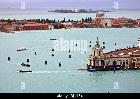 La Punta della Dogana da mar attraverso il Canal Grande con la Guidecca in background in Venezia, Veneto, Italia Foto Stock