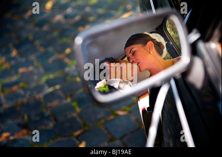 Sposa e lo sposo baciare in auto la riflessione speculare Foto Stock