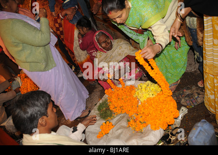 Onorevoli scelta di fiori in un mercato dei fiori in Varanasi India Foto Stock