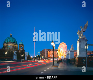 Berliner Dom (cattedrale), Fernsehturm (torre della televisione), Palast der Republik, grande ruota, Schlossbrücke (ponte), Berlino Germania Foto Stock