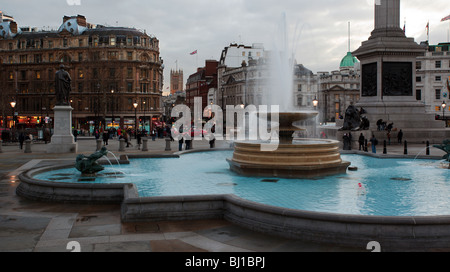 Trafalgar Square guardando verso il Big Ben Londra Inghilterra REGNO UNITO Foto Stock