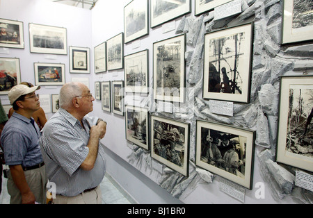 I visitatori di residuati bellici Museum, Ho Chi Minh City, Vietnam Foto Stock