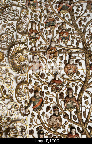 La sezione dettagli di intricati soffitti dorati sotto la cantoria raffigurante albero genealogico di San Domenico Chiesa di Santo Domingo Foto Stock