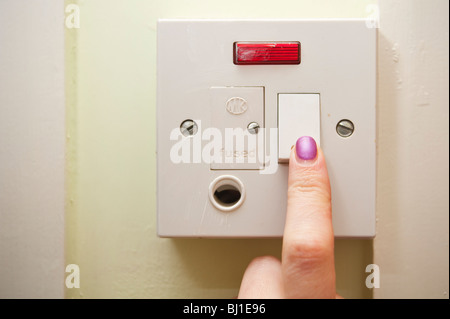 Un modello rilasciato foto di qualcuno girando l'emersione il riscaldatore nel Regno Unito Foto Stock