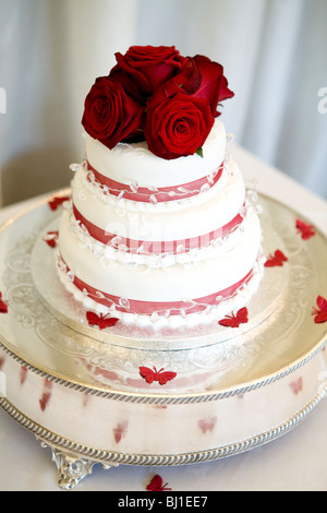 Red Rose torta di nozze tradizionale con glassa bianca Foto Stock