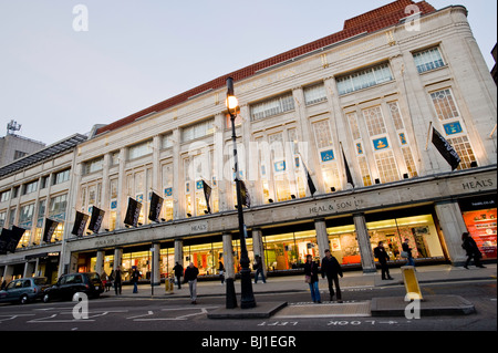 Guarisce department store su Tottenham Court Road al crepuscolo, W1, London, Regno Unito Foto Stock