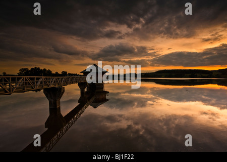 Serbatoio Cropston al tramonto, dotato di prelevare la torre e la passerella di collegamento Foto Stock