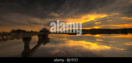 Serbatoio Cropston al tramonto, dotato di prelevare la torre e la passerella di collegamento Foto Stock