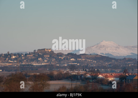 Il Castello di Stirling con le colline Trossach in background. Foto Stock