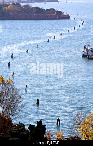 Spese di spedizione paracarri curvando attraverso la laguna/Canal Grande di Venezia, veneto, Italia Foto Stock