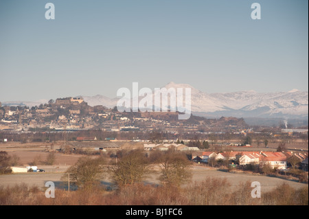 Il Castello di Stirling con neve sulle colline coperte in background e Fallin in primo piano. Foto Stock