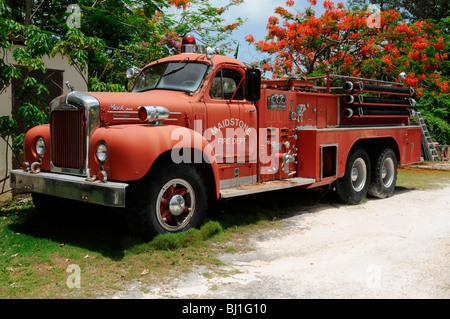 Un invecchiamento Mack B85 motore Fire/carrello trovato Marsh Harbour, Great Abaco delle Bahamas. Maidstone Fire Dept. scritta sulla porta Foto Stock