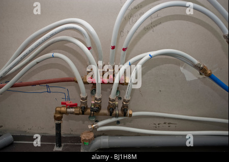 Le ristrutturazioni, Casa Plumbing, tubi di installazione, sito in costruzione, dettaglio Foto Stock