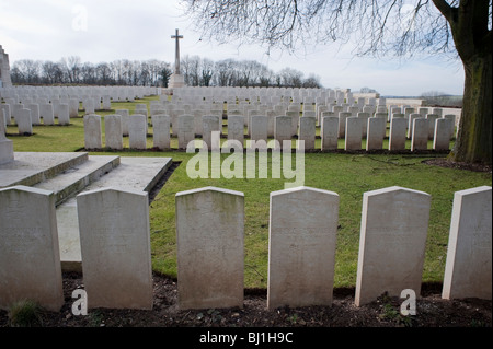 Somme Vallée, nord della Francia, prima guerra mondiale, cimitero militare britannico della prima guerra mondiale a Pernois, Winter Field, paesaggio, incisioni cimiteriali Foto Stock