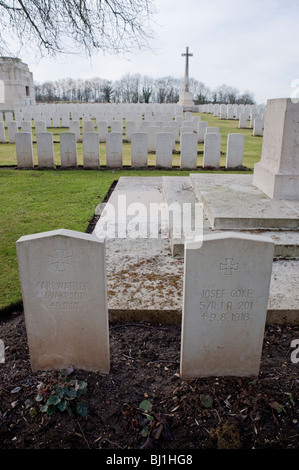 Somme regione nel nord della Francia, WW1 British nel cimitero Pernois, i soldati tedeschi gli oggetti contrassegnati per la rimozione definitiva Foto Stock