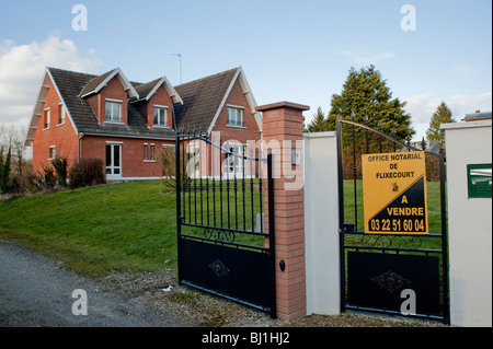 Somme Regione, Nord della Francia, privato Casa di campagna francese, all'esterno, casa indipendente in vendita con segno Foto Stock