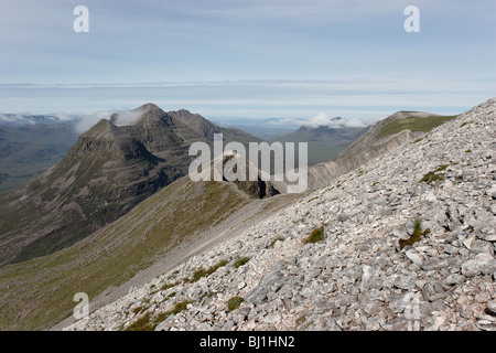 Vista ovest lungo Beinn Eighe crinale verso Liathach Foto Stock