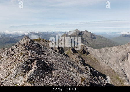 Vista ovest lungo Beinn Eighe cresta dal vertice di Spidean Coire nan Clach verso Liathach Foto Stock