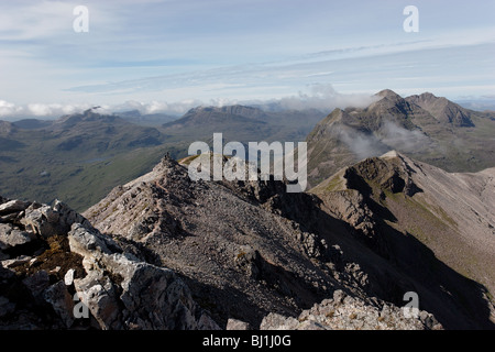 Vista ovest lungo Beinn Eighe cresta dal vertice di Spidean Coire nan Clach Foto Stock