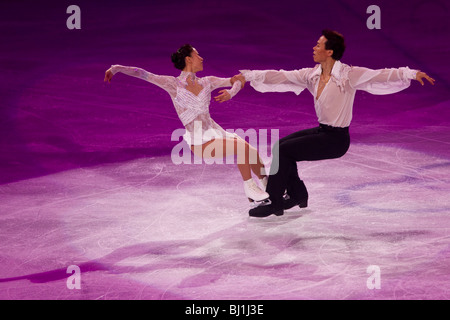 Meryl Davis e Charlie White (USA) danza su ghiaccio medaglia d'argento durante il pattinaggio artistico a Gala il 2010 Giochi Olimpici Invernali Foto Stock