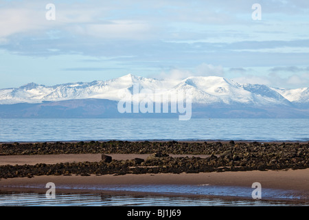 L'isola di Arran, nel Firth of Clyde off la costa ovest della Scozia, come si vede da Irvine Harbour. Foto Stock