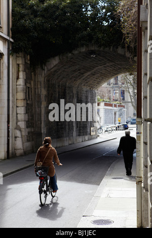 Tipica strada e arco di Ginevra in Svizzera Foto Stock
