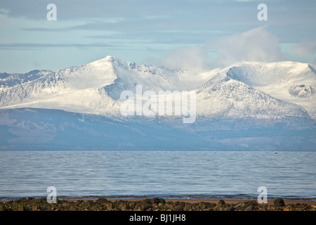 Capra sono diminuiti e l'isola di Arran nel Firth of Clyde coperto di neve. Fotografato da Irvine Harbour. Foto Stock