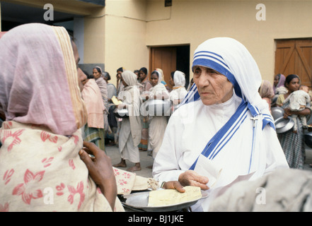 Madre Teresa di Calcutta alla sua missione di aiuto ai poveri e affamati, Calcutta, India Foto Stock