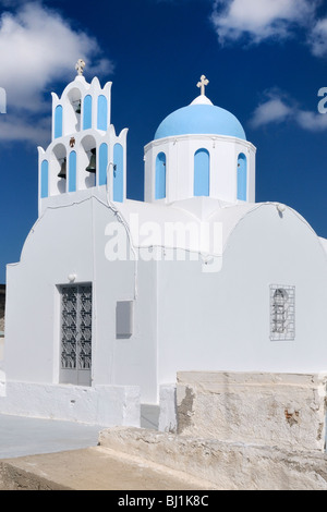 Una chiesa sulla sommità della collina vicino alla città di Athinios, isola di Santorini, Grecia. Foto Stock