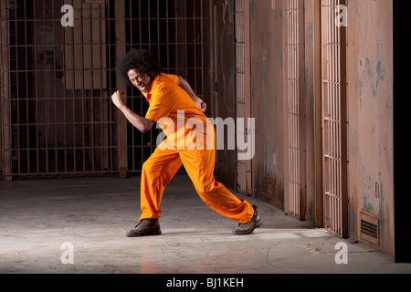 Un uomo nero con un afro facendo varie facce e gesti all'interno di una prigione federale Foto Stock