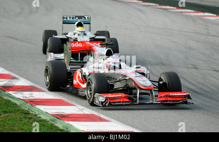 Jenson Button (GB) in McLaren è inseguito da Nico Rosberg (GER) in Mercedes durante la Formula 1 Prove nel febbraio 2010 Foto Stock