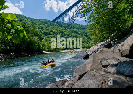 Rafters galleggiando giù il fiume di nuovo alla stazione di Fayette Rapids, NRG, WV. Foto Stock