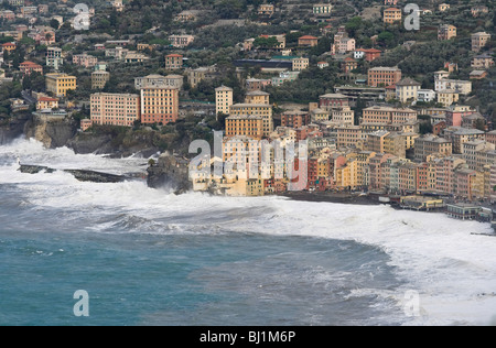 Tempesta di mare a Camogli, famosa cittadina vicino a Genova, Italia Foto Stock