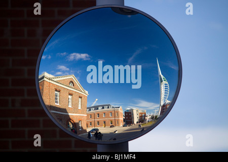 Riflettendo su GunWharf Quays Portsmouth Foto Stock