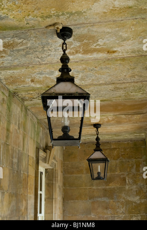 Luci Lanterna appese all'ingresso di Duff House, Banff, Scozia Foto Stock