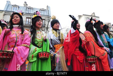 Parigi, Francia, "Anno Nuovo Cinese' sfilata in strada, femmina cinese teens in costumi tradizionali Foto Stock