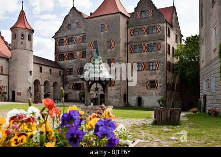 Wishing Well nel cortile del castello, Harburg, Wörnitz Valley, Germania Foto Stock