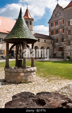 Wishing Well nel cortile del castello, Harburg Castello, Wörnitz Valley, Germania Foto Stock