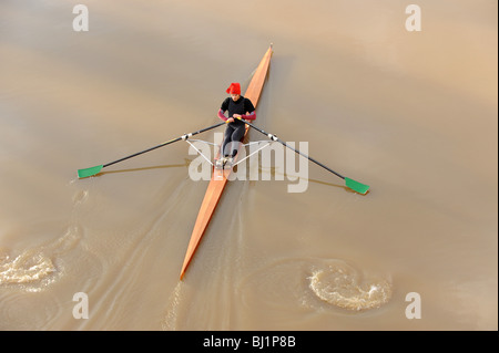 Canottaggio sul fiume Ouse città di York nel North Yorkshire England Regno Unito Foto Stock