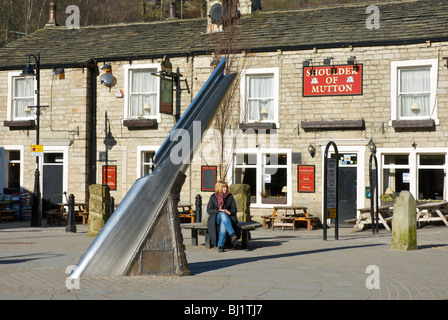 Il 'fustian coltello scultura in St George Square, Hebden Bridge, Calderdale, West Yorkshire, Inghilterra, Regno Unito Foto Stock